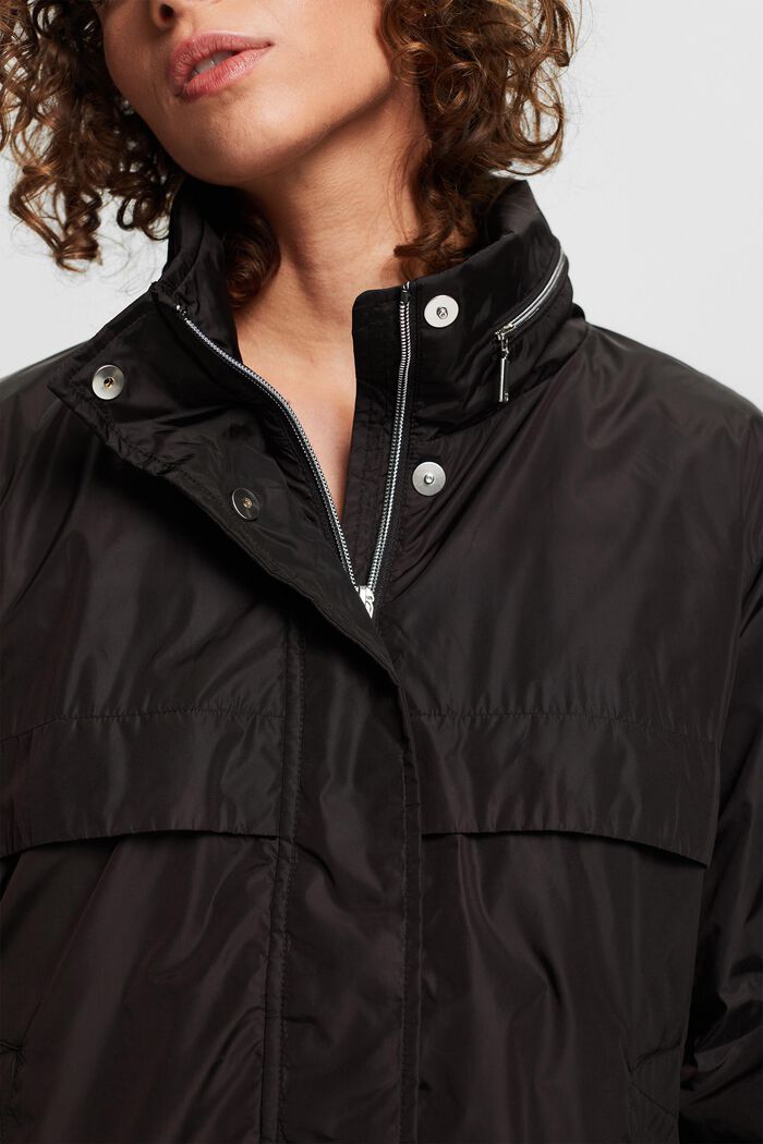 Z recyklovaného materiálu: bunda s kapucí, kterou lze schovat, BLACK, detail image number 0