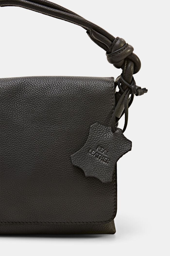 Malá kožená kabelka s klopou, DARK GREY, detail image number 1