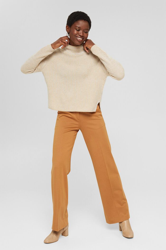 Ze směsi s vlnou: žebrový pulovr s dvoubarevným vzhledem