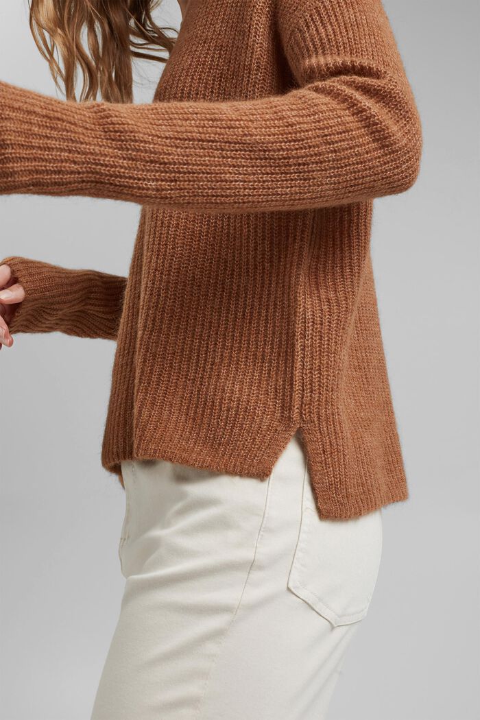 S alpakou: pulovr se špičatým výstřihem, CARAMEL, detail image number 0