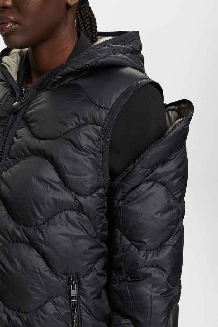Z recyklovaného materiálu: prošívaná bunda s kapucí, kterou lze proměnit na vestu, BLACK, detail image number 2