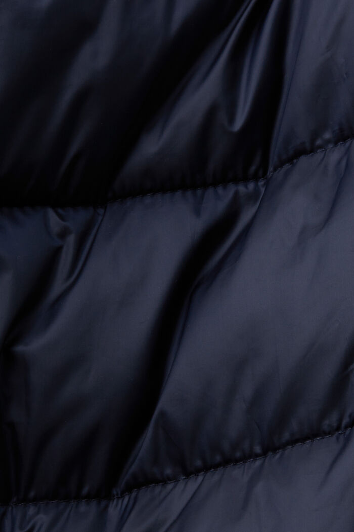 Z recyklovaného materiálu: péřový kabát s kapucí, NAVY, detail image number 5