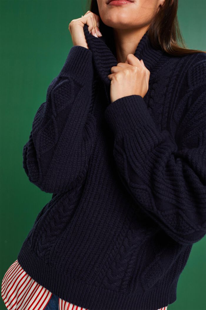 Pletený pulovr s copánkovým vzorem a s nízkým rolákem, NAVY, detail image number 2