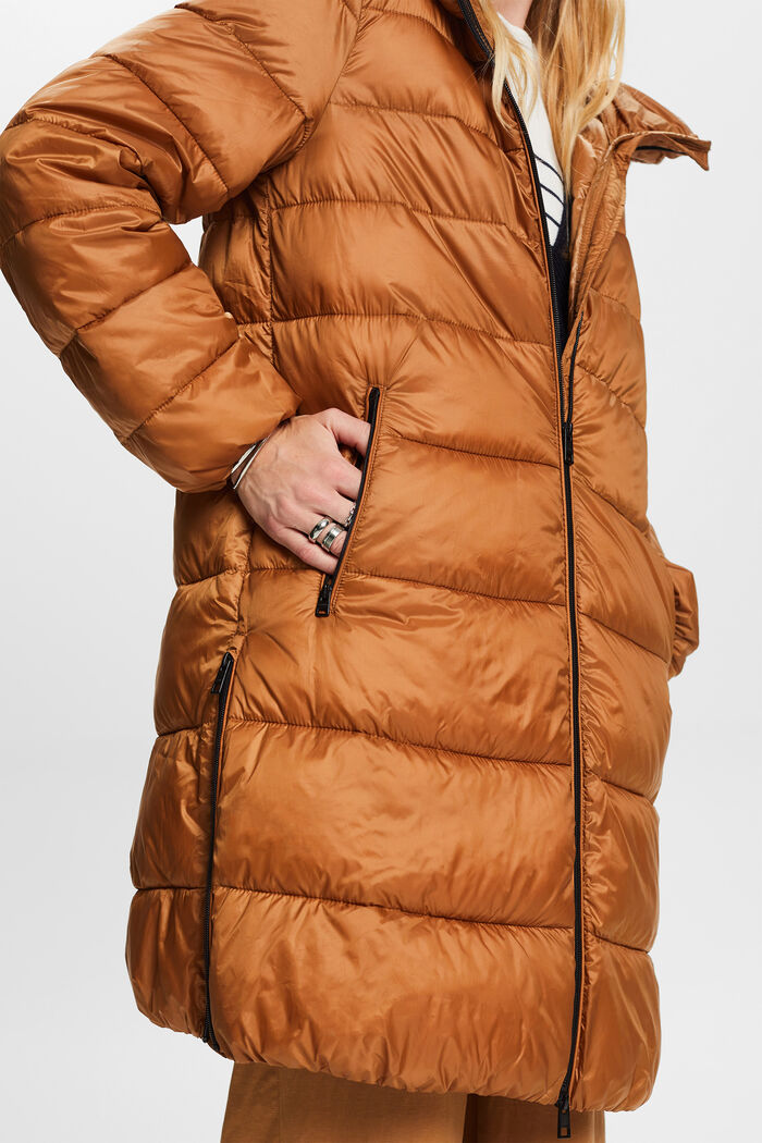 Z recyklovaného materiálu: péřový kabát s kapucí, CARAMEL, detail image number 4