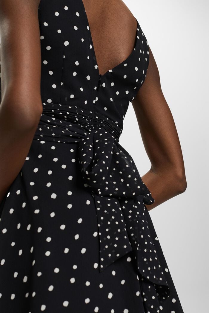 Z recyklovaného materiálu: šifonové šaty s nařaseným pasem, BLACK, detail image number 4