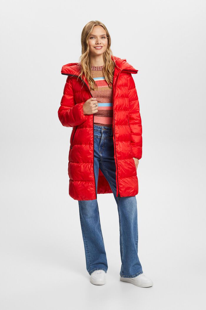 Z recyklovaného materiálu: péřový kabát s kapucí, RED, detail image number 1