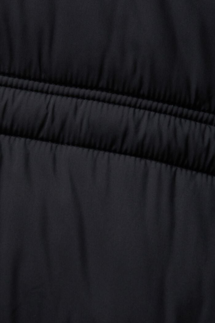 Z recyklovaného materiálu: Prošívaný kabát s kapucí, BLACK, detail image number 4