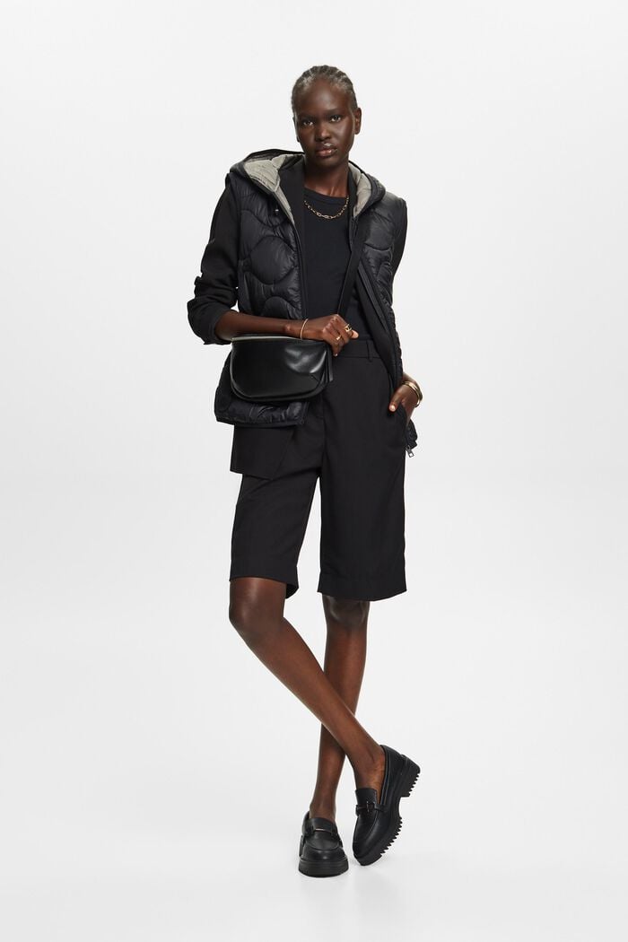 Z recyklovaného materiálu: prošívaná bunda s kapucí, kterou lze proměnit na vestu, BLACK, detail image number 1