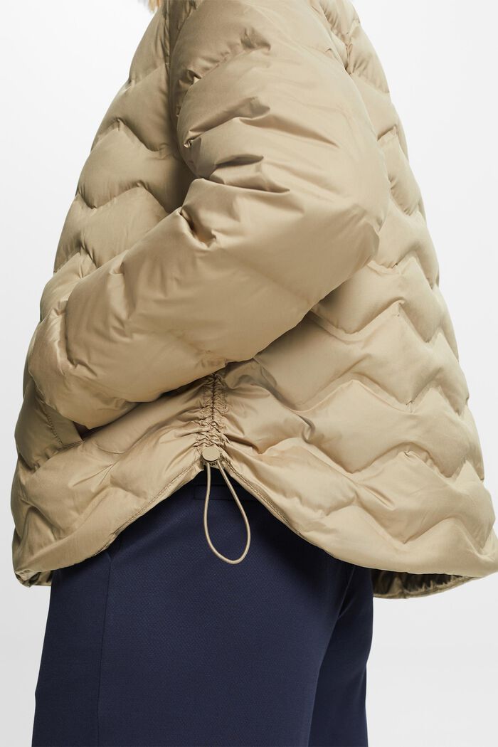 Z recyklovaného materiálu: prošívaná péřová bunda, KHAKI BEIGE, detail image number 4