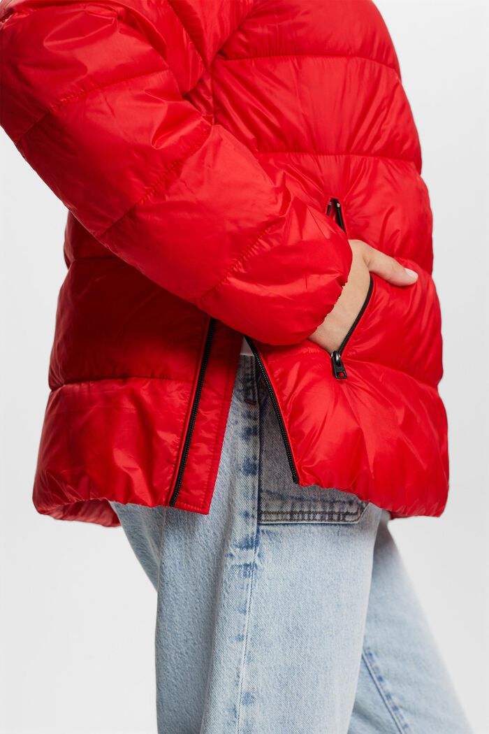 Z recyklovaného materiálu: péřová bunda s kapucí, RED, detail image number 2