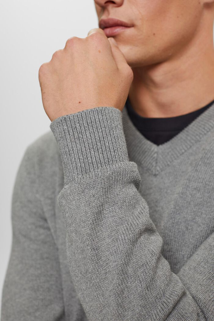Pletený pulovr se špičatým výstřihem, MEDIUM GREY, detail image number 0