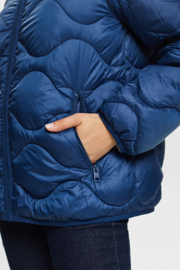 Z recyklovaného materiálu: prošívaná bunda s kapucí, kterou lze proměnit na vestu, GREY BLUE, detail image number 4