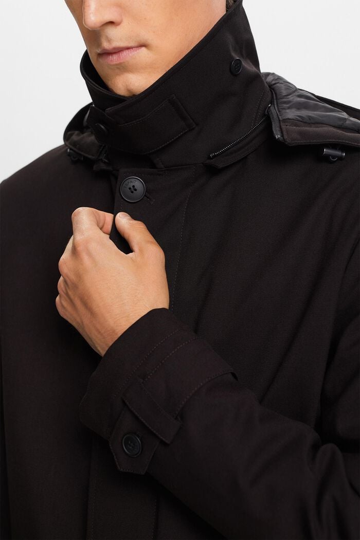 Z recyklovaného materiálu: zateplený kabát s odepínací kapucí, BLACK, detail image number 2