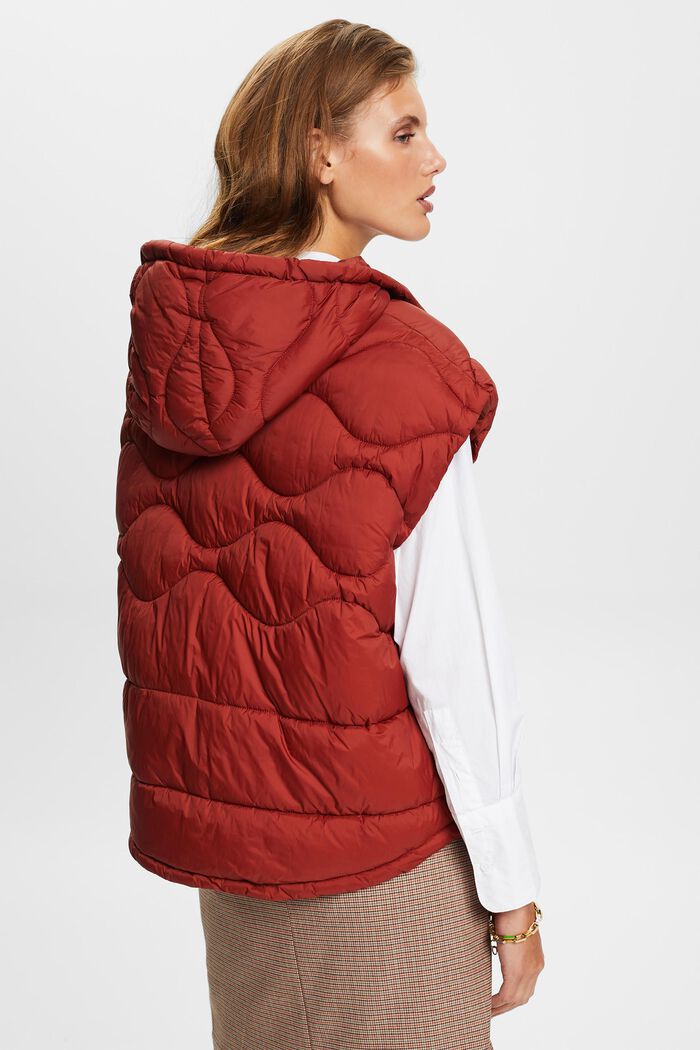 Z recyklovaného materiálu: prošívaná vesta s kapucí, RUST BROWN, detail image number 3