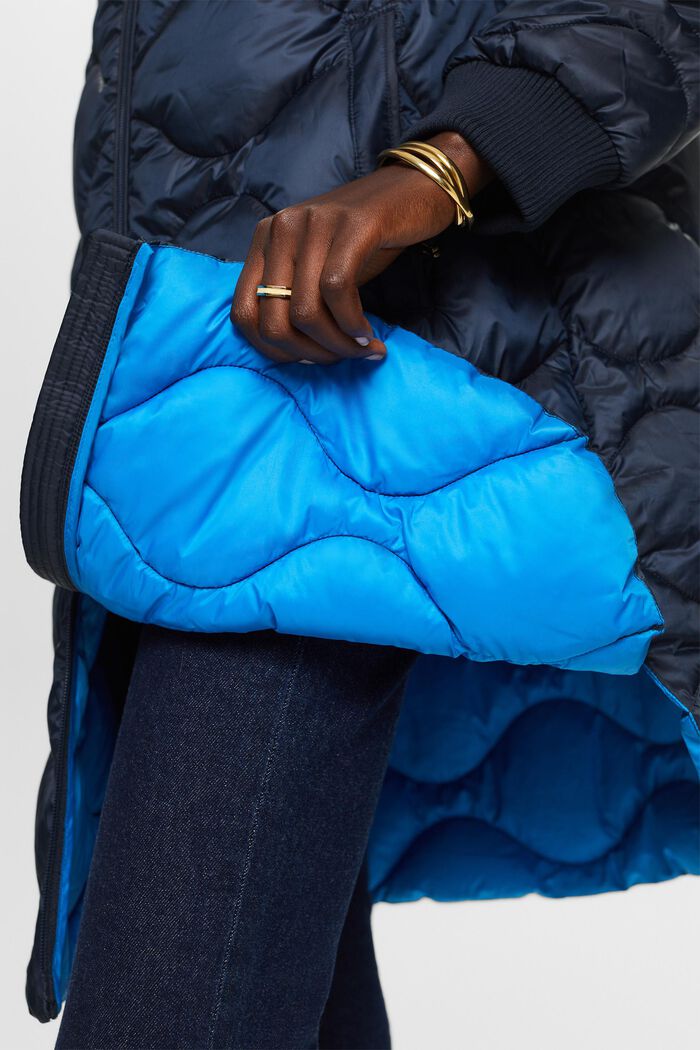 Z recyklovaného materiálu: prošívaný kabát s možností přeměny na vestu, NAVY, detail image number 4
