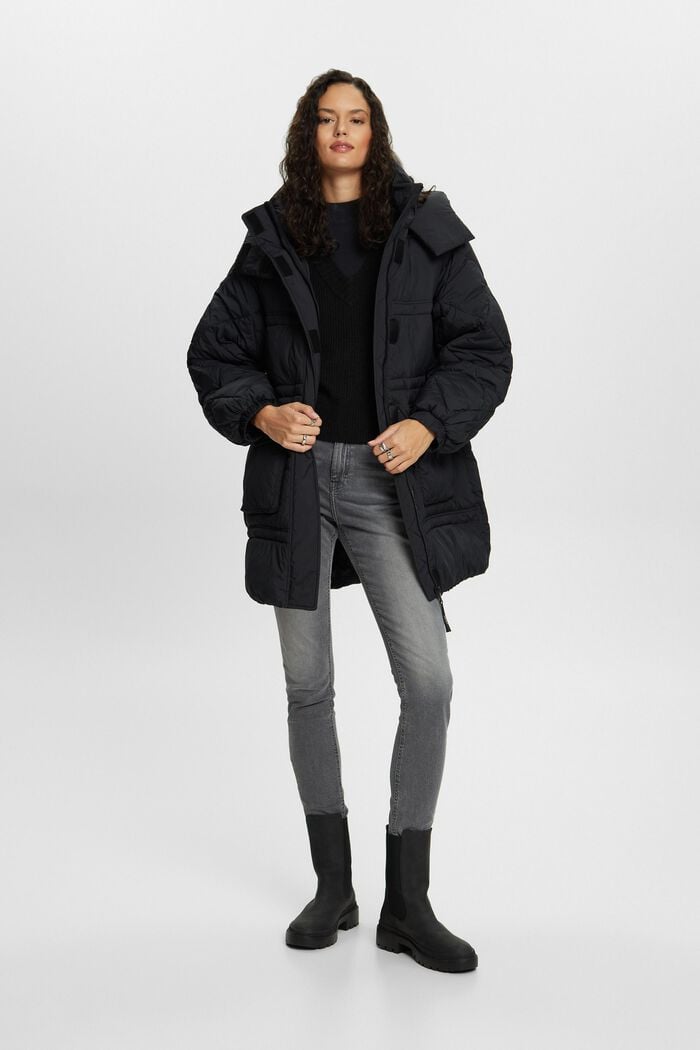 Z recyklovaného materiálu: Prošívaný kabát s kapucí, BLACK, detail image number 1