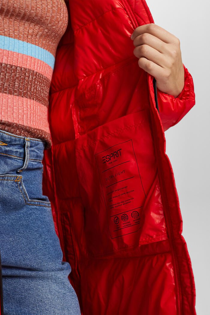 Z recyklovaného materiálu: péřový kabát s kapucí, RED, detail image number 2
