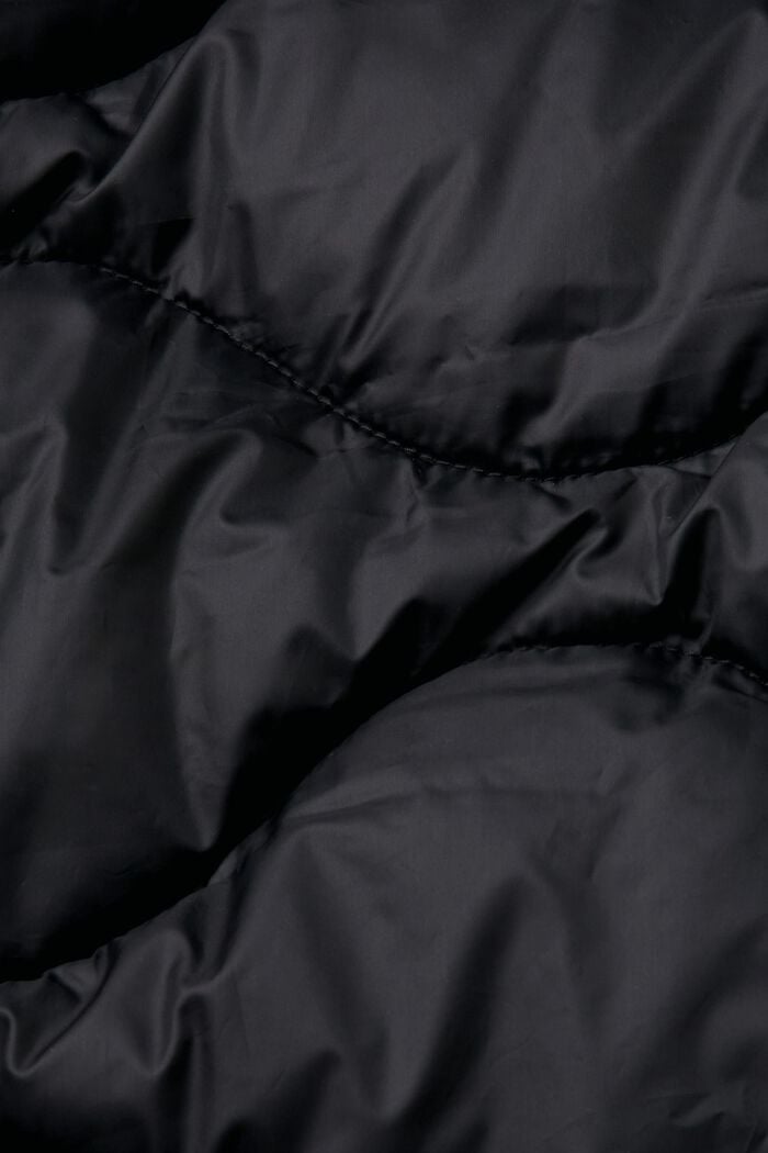 Z recyklovaného materiálu: prošívaná bunda s kapucí, kterou lze proměnit na vestu, BLACK, detail image number 6
