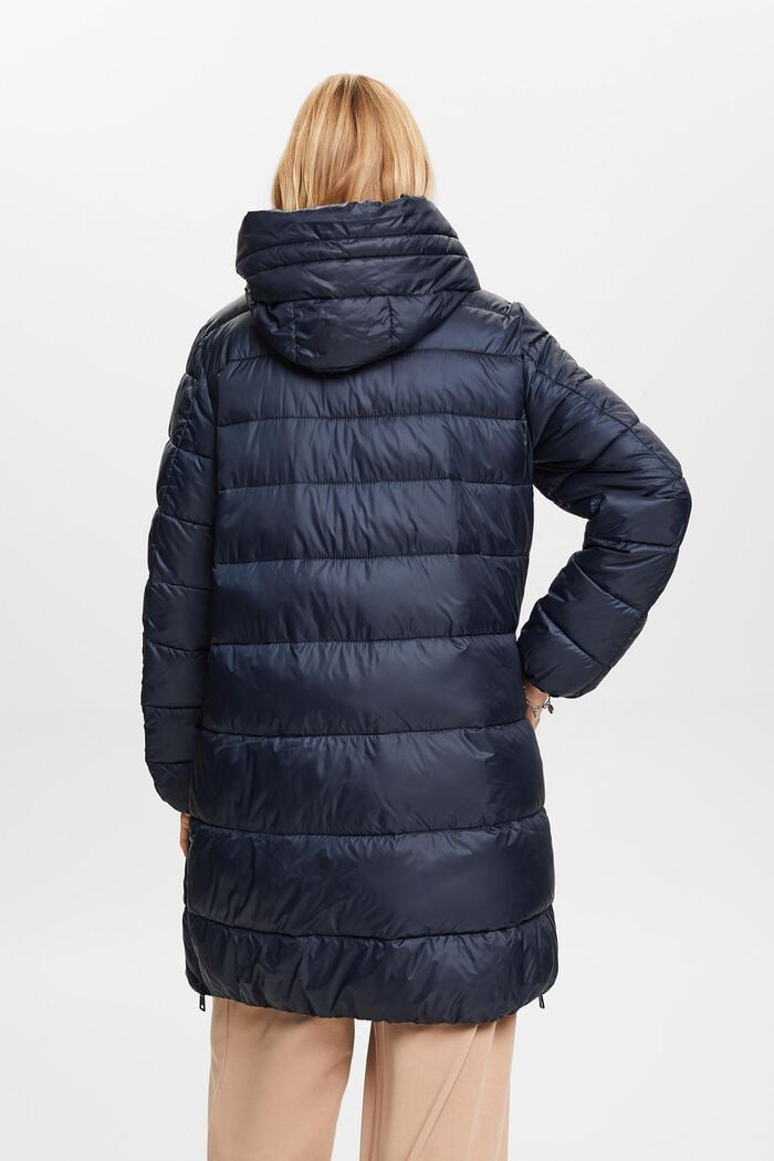 Z recyklovaného materiálu: péřový kabát s kapucí, NAVY, detail image number 3