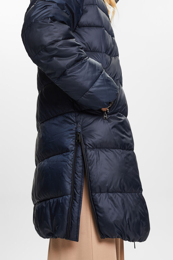 Z recyklovaného materiálu: péřový kabát s kapucí, NAVY, detail image number 4