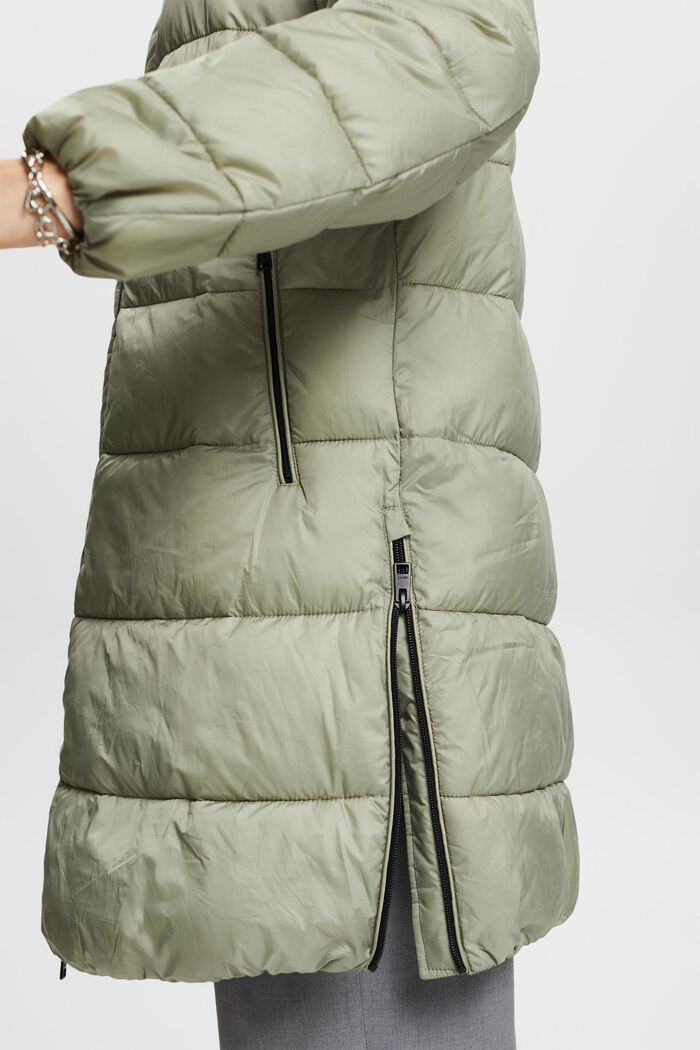 Z recyklovaného materiálu: péřový kabát s kapucí, DUSTY GREEN, detail image number 3