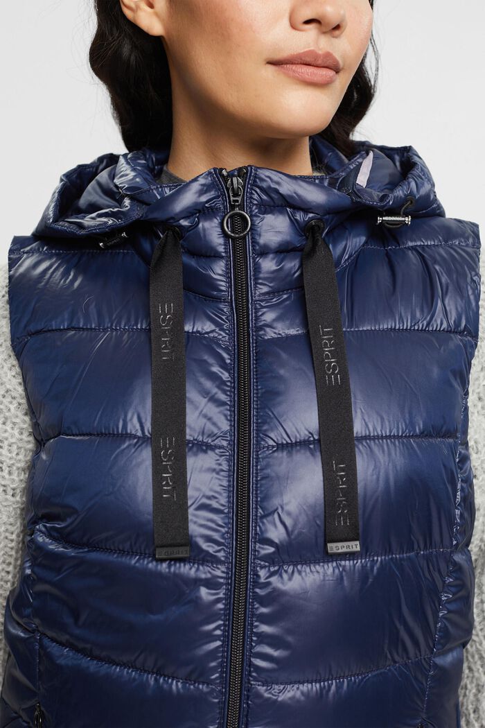 Z recyklovaného materiálu: prošívaná vesta s odepínací kapucí, NAVY, detail image number 0