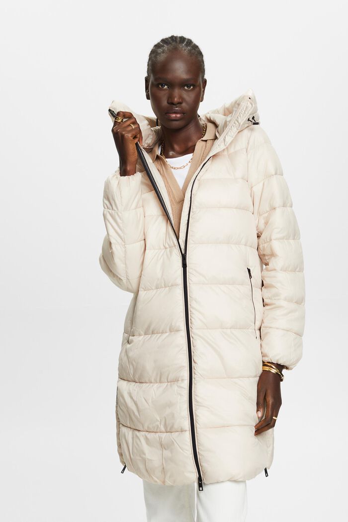 Z recyklovaného materiálu: péřový kabát s kapucí, CREAM BEIGE, detail image number 0