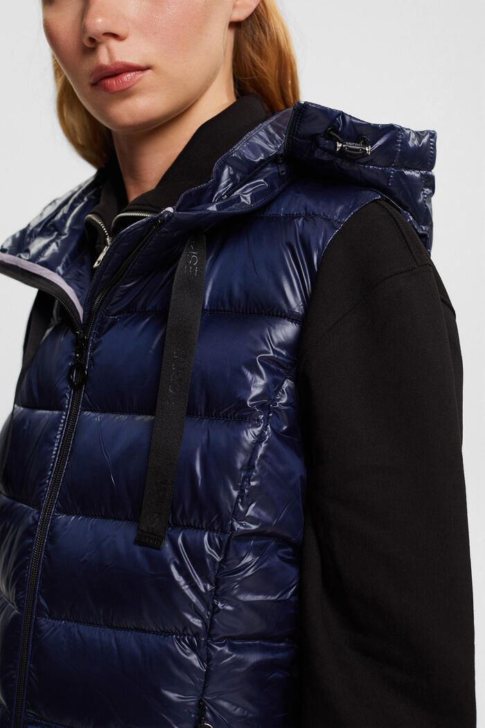 Z recyklovaných materiálů: Prošívaná vesta s odnímatelnou kapucí, NAVY, detail image number 0