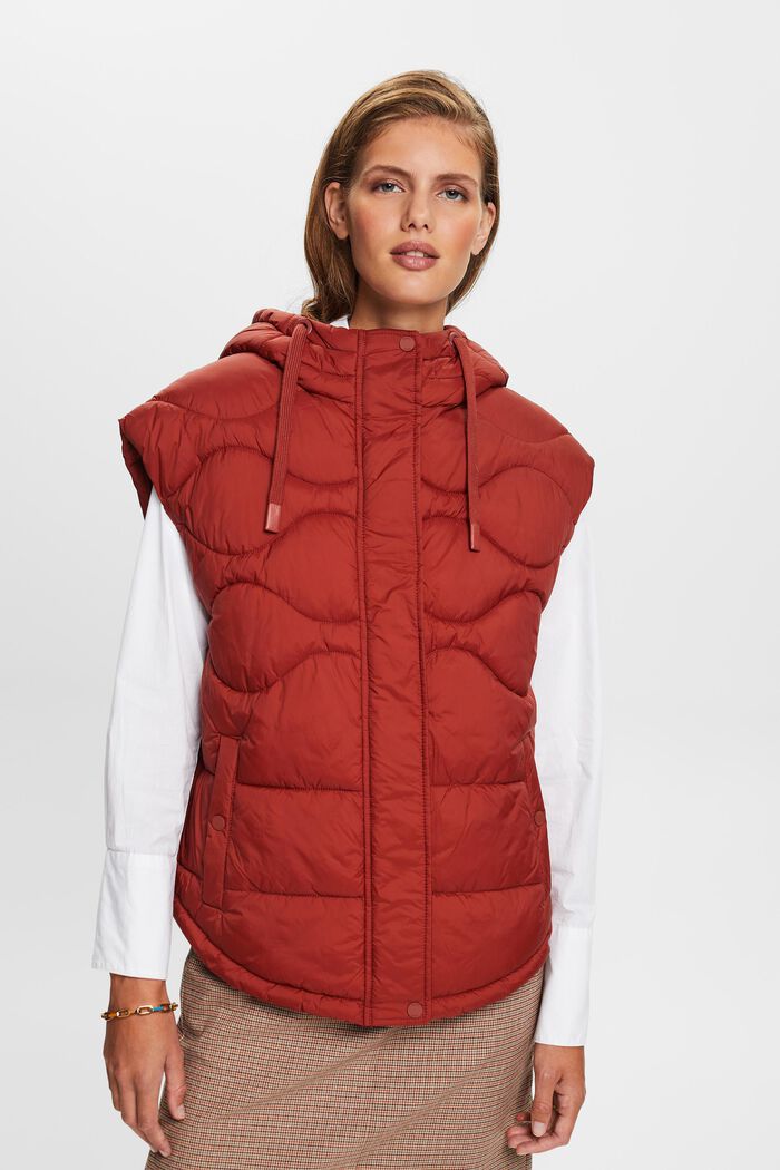Z recyklovaného materiálu: prošívaná vesta s kapucí, RUST BROWN, detail image number 0