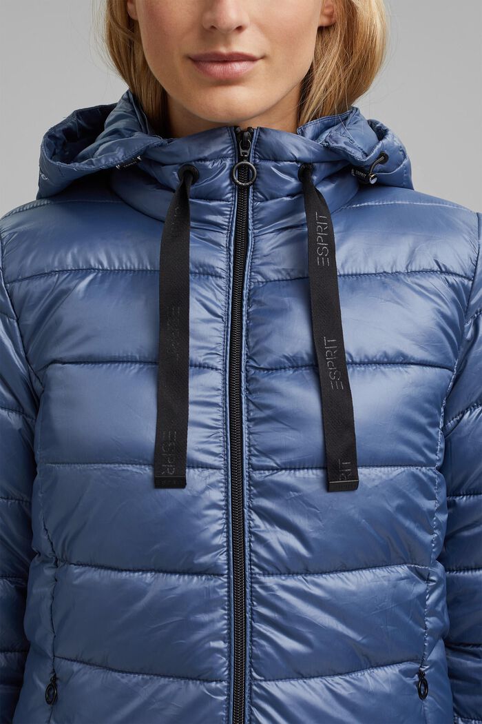 Z recyklovaného materiálu: prošívaná bunda s odepínací kapucí, GREY BLUE, detail image number 2
