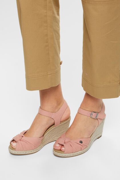 Sandály s klínovým podpatkem