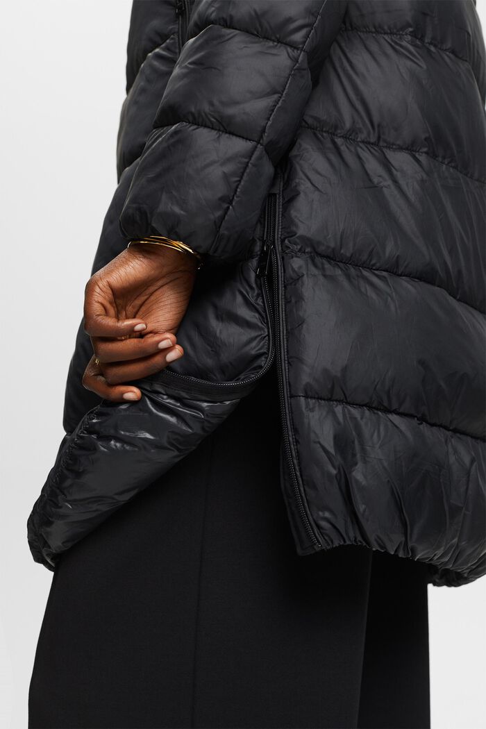 Z recyklovaného materiálu: péřový kabát s kapucí, BLACK, detail image number 4