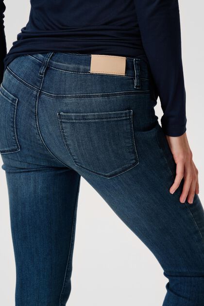Strečové džíny s pásem pod bříško