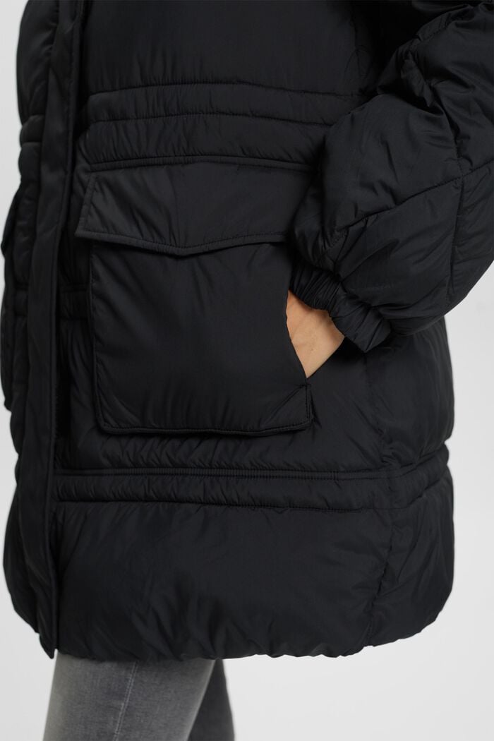 Z recyklovaného materiálu: Prošívaný kabát s kapucí, BLACK, detail image number 2