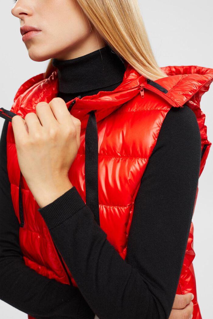 Z recyklovaného materiálu: prošívaná vesta s odepínací kapucí, RED, detail image number 0