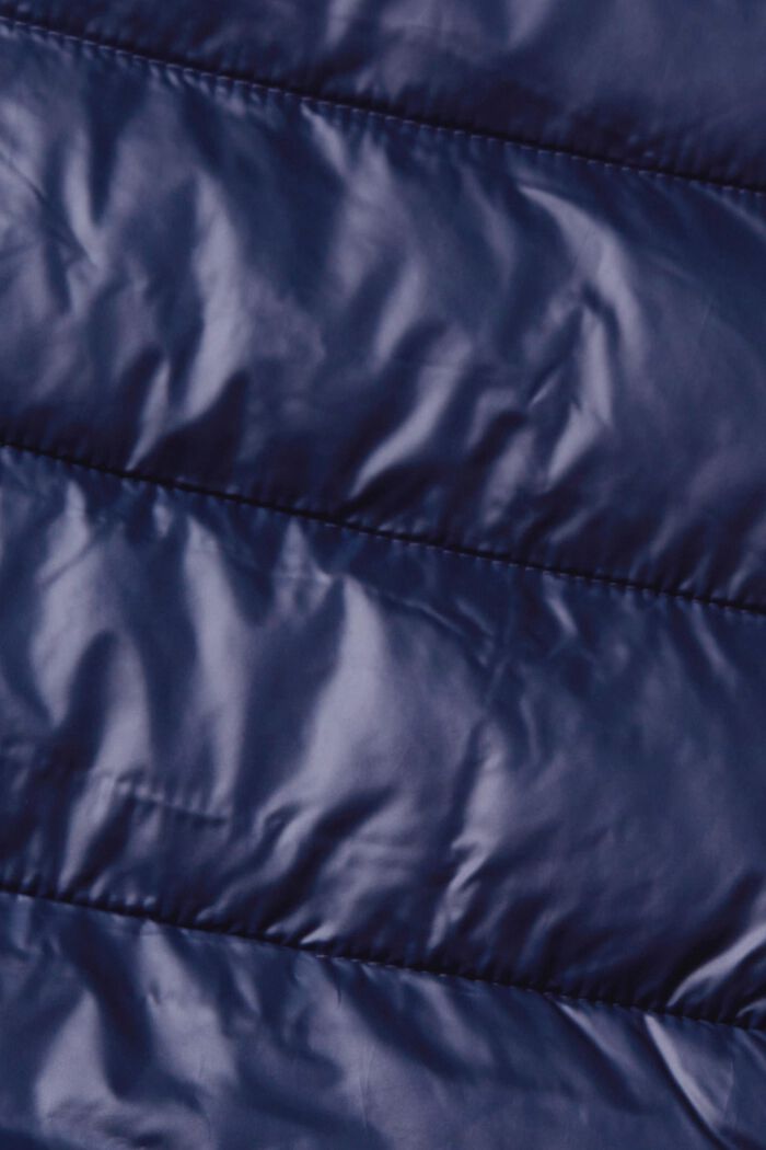 Z recyklovaného materiálu: prošívaná vesta s odepínací kapucí, NAVY, detail image number 1