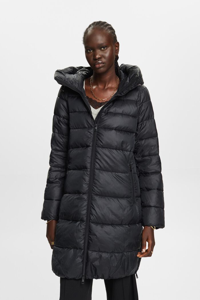 Z recyklovaného materiálu: péřový kabát s kapucí, BLACK, detail image number 0
