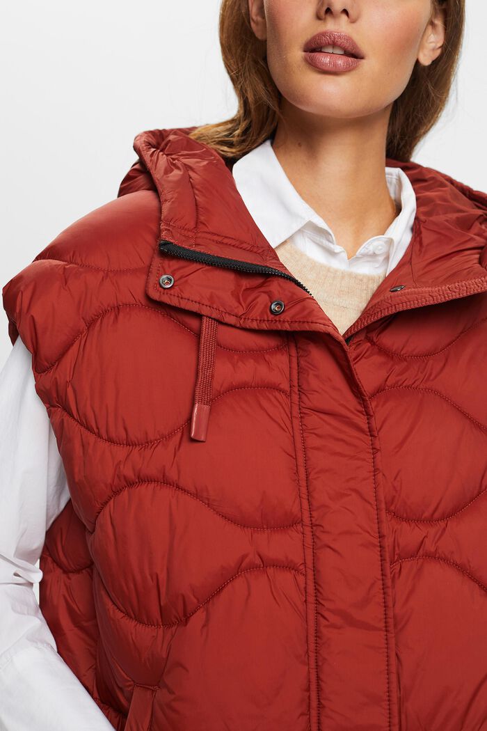 Z recyklovaného materiálu: prošívaná vesta s kapucí, RUST BROWN, detail image number 2