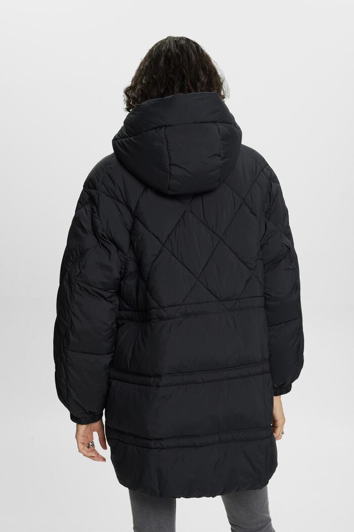 Z recyklovaného materiálu: Prošívaný kabát s kapucí, BLACK, detail image number 3