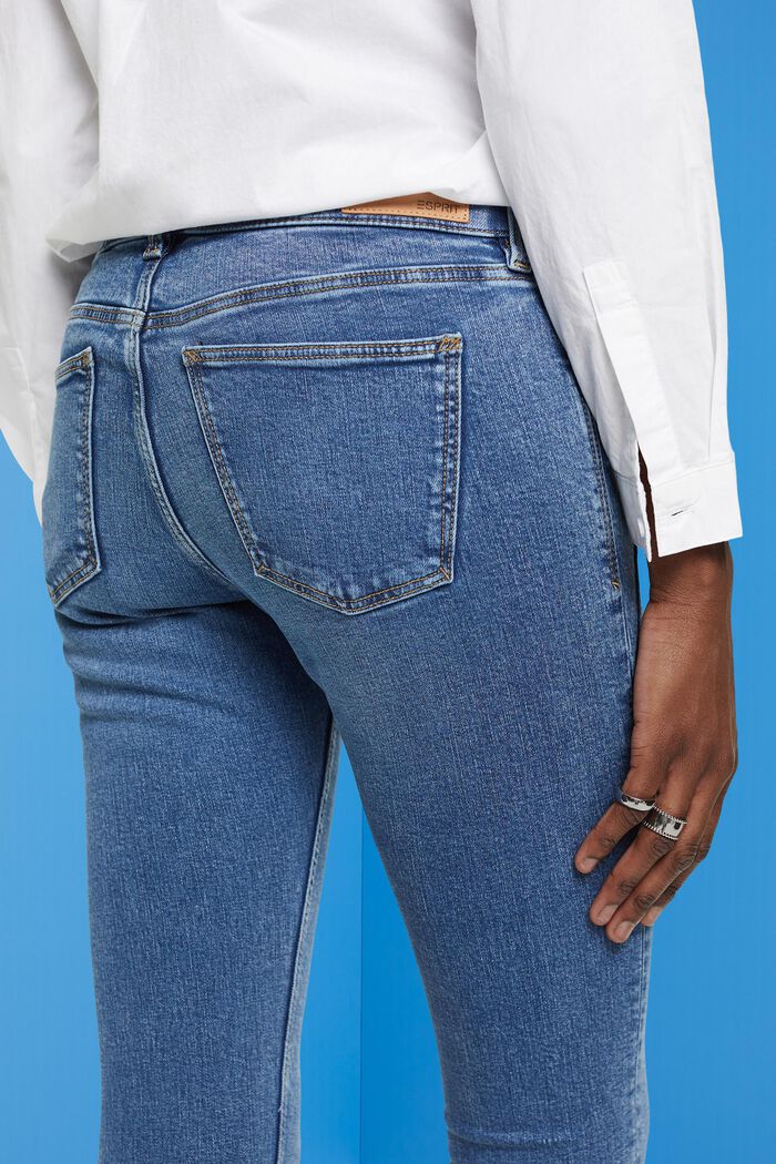 Úzké skinny džíny se středně vysokým pasem a kapsami na zip, BLUE MEDIUM WASHED, detail image number 2