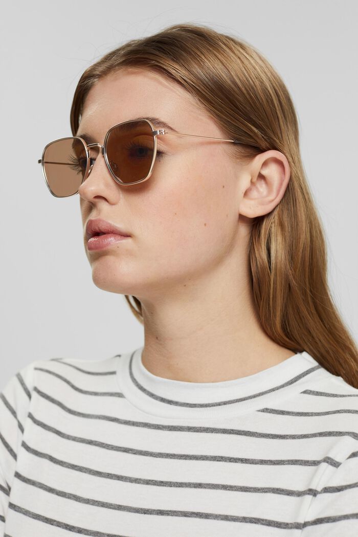 Hranaté sluneční brýle s kovovými obroučkami