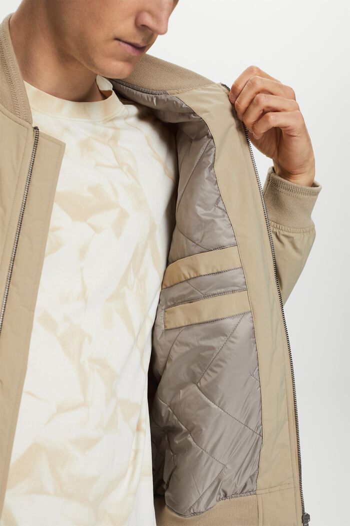 Z recyklovaného materiálu: bunda ve stylu bomber, SAND, detail image number 4