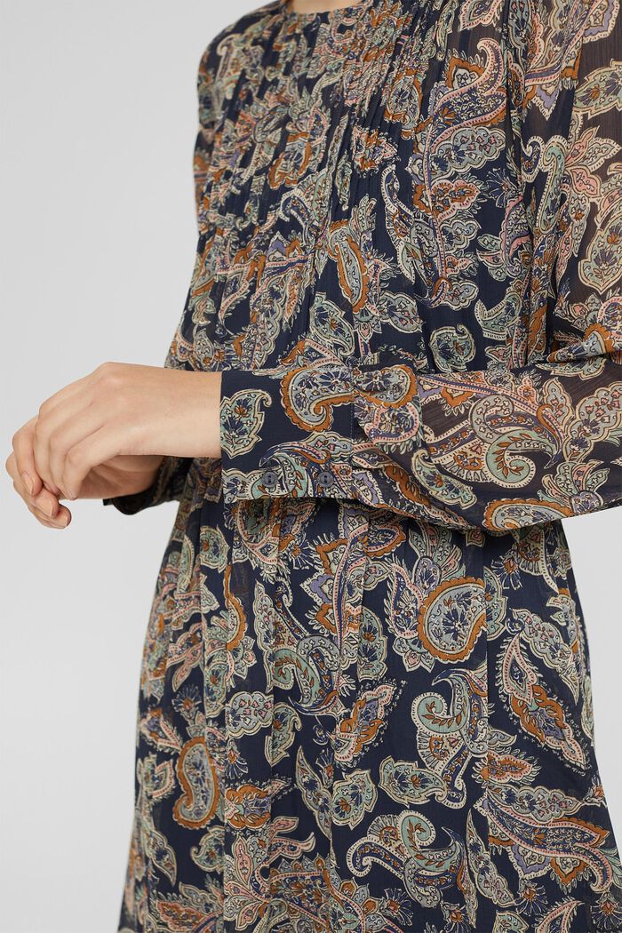 Z recyklovaného materiálu: šifonové šaty s kašmírovým potiskem, NAVY, detail image number 3