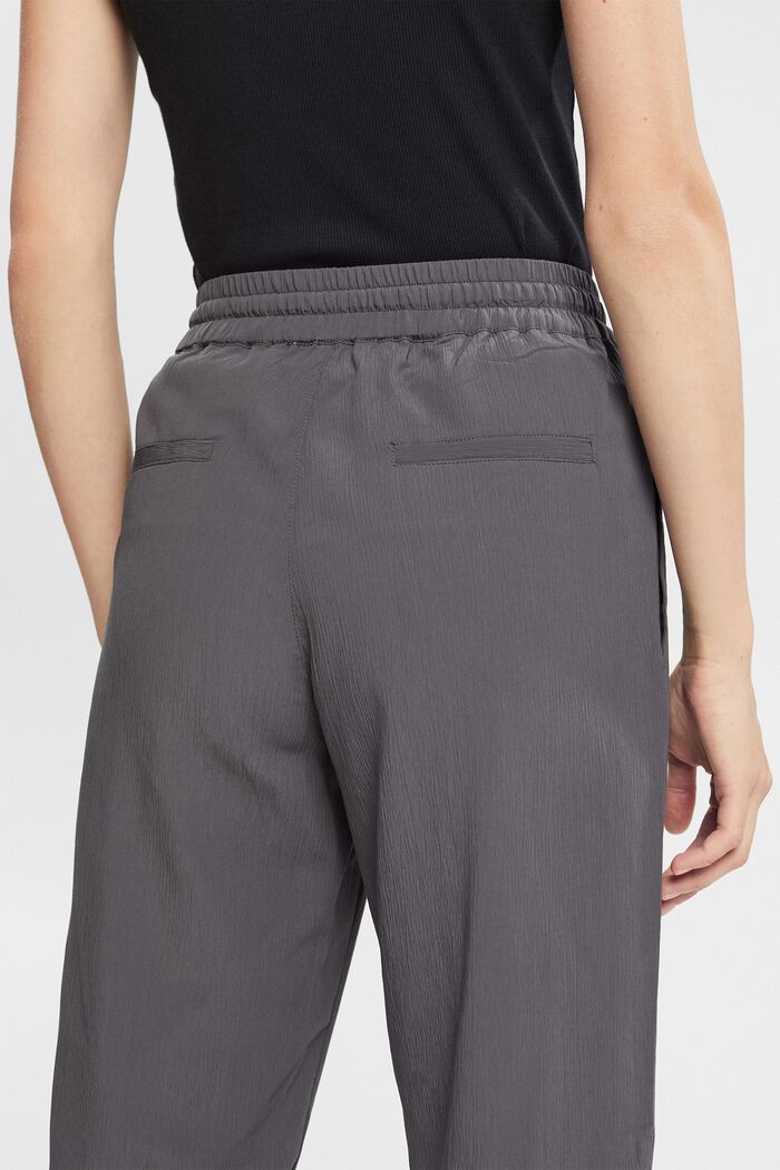 S materiálem TENCEL™: Kalhoty v pomačkaném vzhledu, ANTHRACITE, detail image number 4