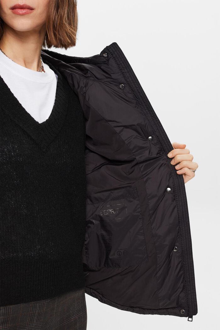 Z recyklovaného materiálu: prošívaná vesta s kapucí, BLACK, detail image number 2