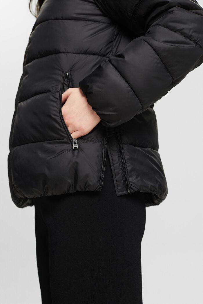 Z recyklovaného materiálu: péřová bunda s kapucí, BLACK, detail image number 3