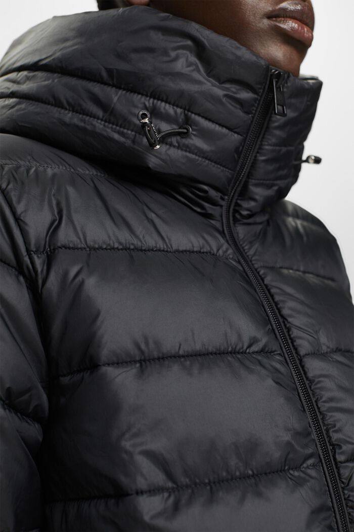 Z recyklovaného materiálu: péřový kabát s kapucí, BLACK, detail image number 2