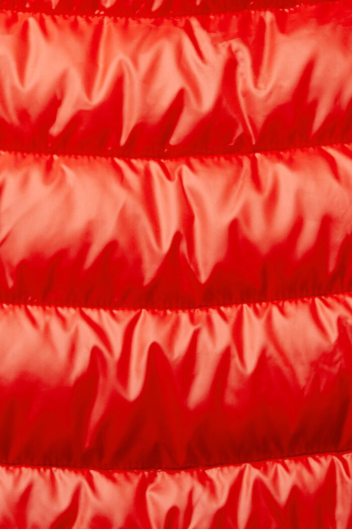 Z recyklovaného materiálu: prošívaná vesta s odepínací kapucí, RED, detail image number 1