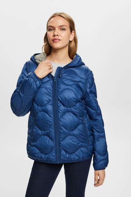 Z recyklovaného materiálu: prošívaná bunda s kapucí, kterou lze proměnit na vestu