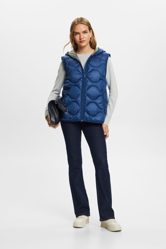Z recyklovaného materiálu: prošívaná bunda s kapucí, kterou lze proměnit na vestu, GREY BLUE, detail image number 1
